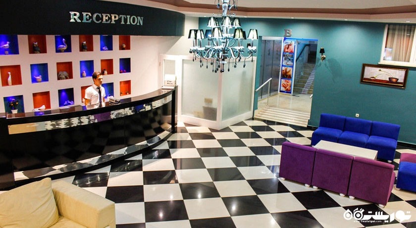 نمای کلی از میز پذیرش هتل